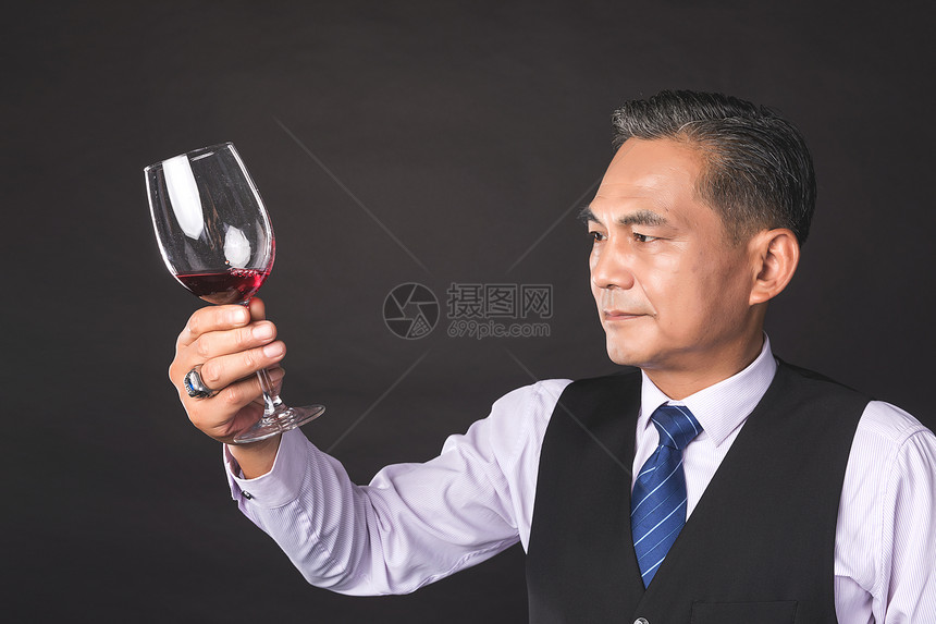 商务成功人士品红酒图片