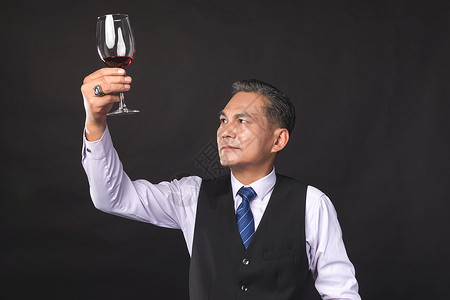 商务成功人士品红酒葡萄酒高清图片素材