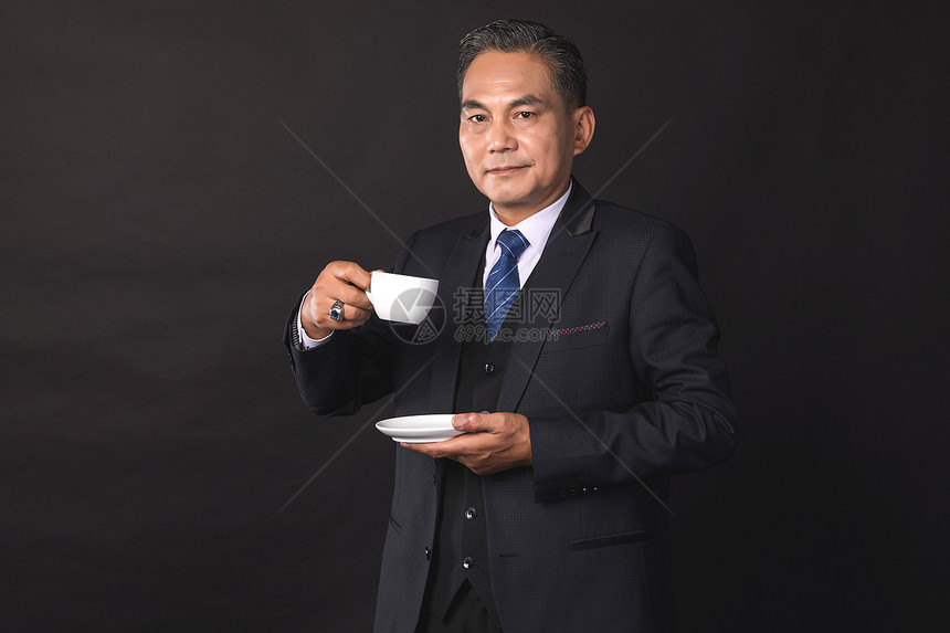 商务成功人士品咖啡图片