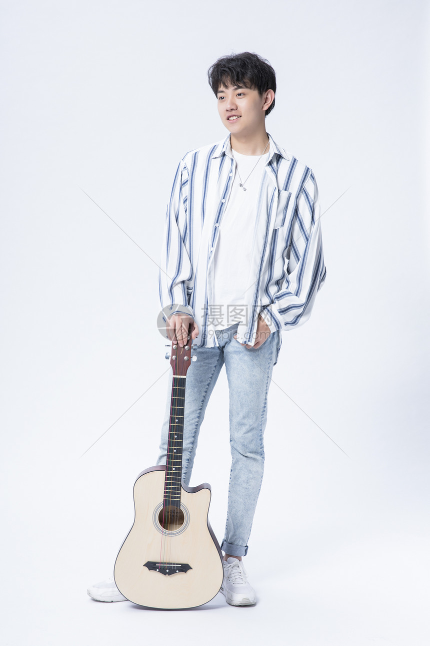 青年男性吉他图片