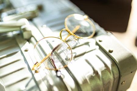 单框眼镜素材旅行箱上的眼镜背景