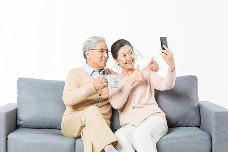手机老人素材老年夫妻手机自拍背景