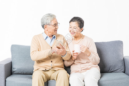 老年夫妻看手机老年女性高清图片素材