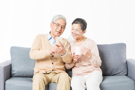 男人手机老年夫妻看手机背景