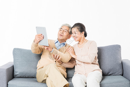 老年夫妻用平板电脑视频通话背景图片