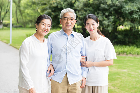 公园女儿陪伴老年夫妻图片