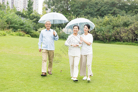 年轻男性撑伞幸福一家人雨天散步背景