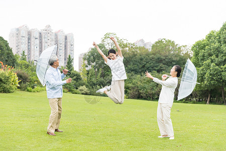 年轻男性撑伞幸福的一家人背景