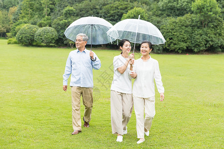 年轻男性撑伞幸福一家人雨天散步背景