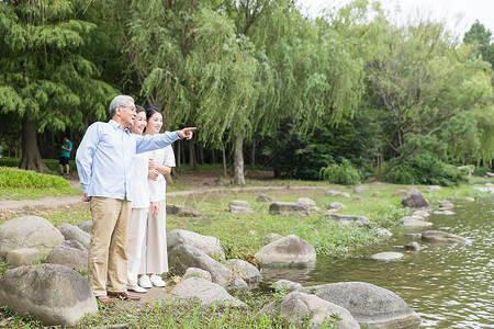 幸福一家人湖边看风景高清图片