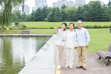 父母夫妻幸福一家人公园散步背景
