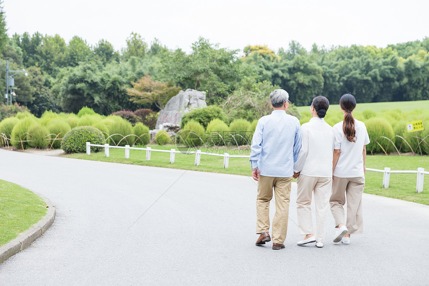 幸福一家人公园散步图片