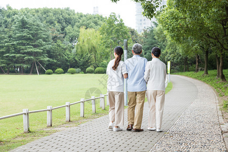 幸福一家人公园散步老年女性高清图片素材