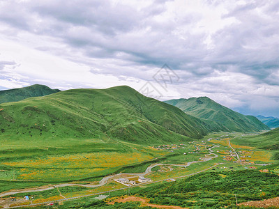 甘孜金马草原的雨季风景背景