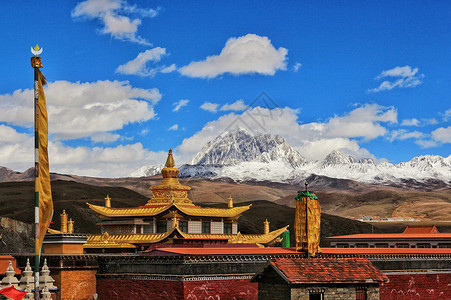 塔逊寺深秋的塔公寺和雅拉雪山背景