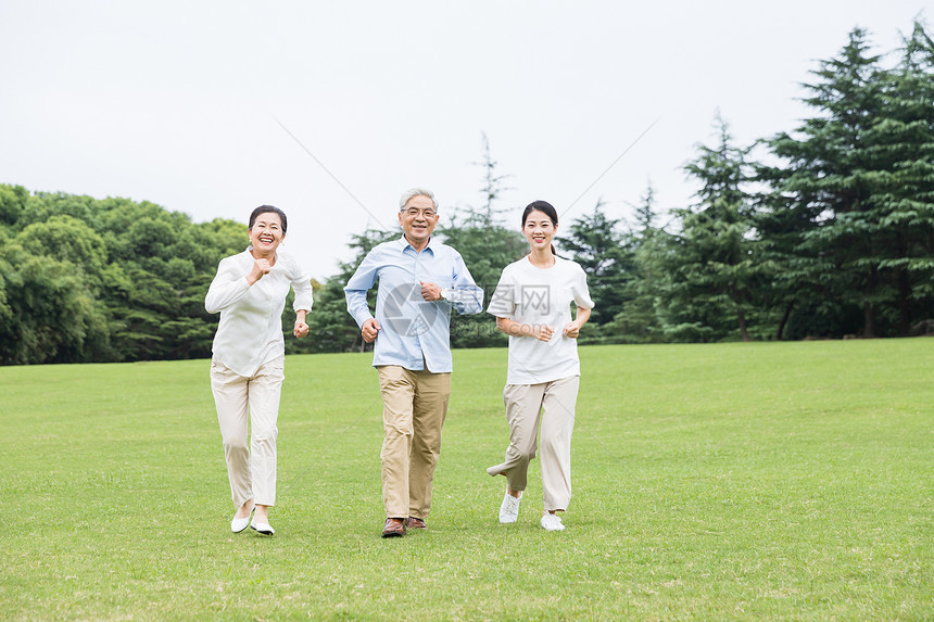 草地上幸福一家人奔跑图片