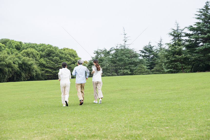 草地上幸福一家人奔跑图片