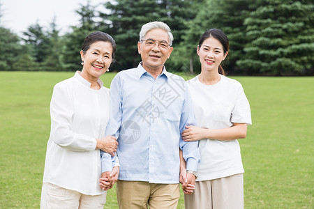 草地上幸福的一家人高清图片