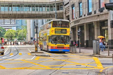 香港街道上色彩鲜明的双层大巴高清图片