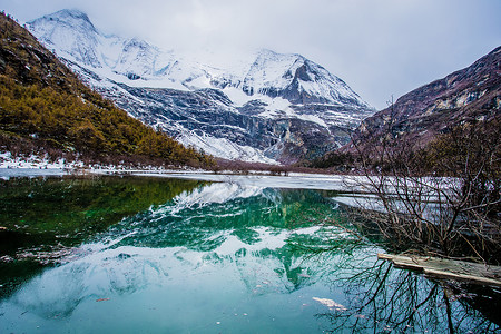 稻城亚丁夏诺多吉雪山高清图片