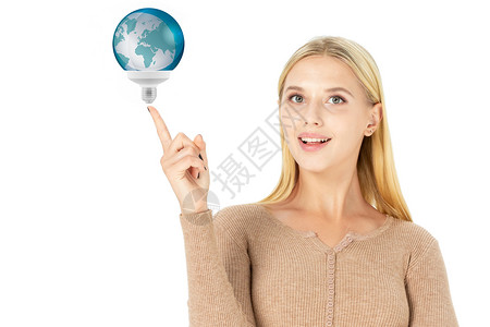 微笑外国女孩手指地球灯泡设计图片