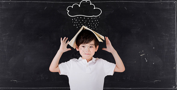 躲雨男孩书本高清图片素材