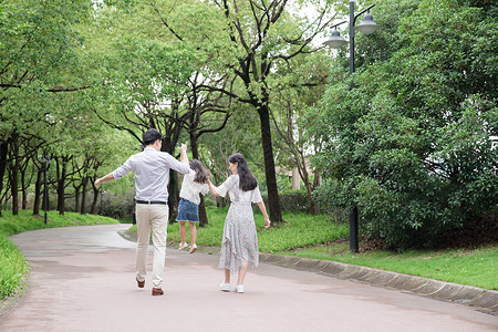 呵护大自然一家人一起在公园玩背景