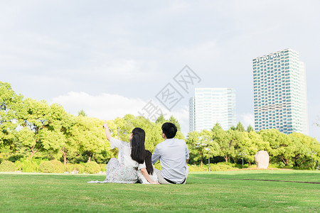 一家人坐在草坪孩子高清图片素材