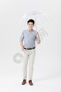 年轻男性撑伞背景图片