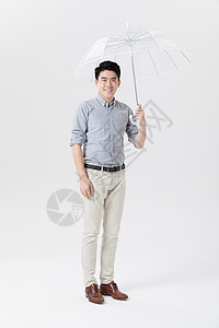 年轻男性撑伞背景