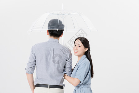 情侣夫妻甜蜜打伞撑伞背景图片