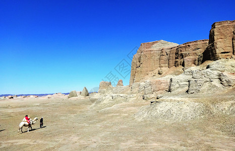 大美新疆乌禾尔魔鬼城背景