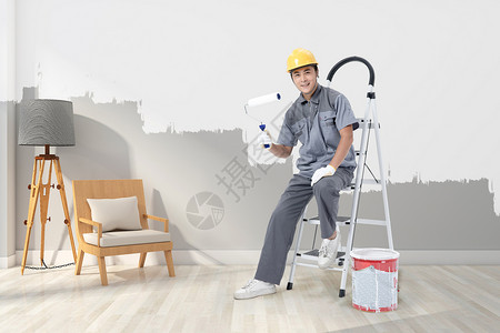 男人坐在梯子上油漆工设计图片