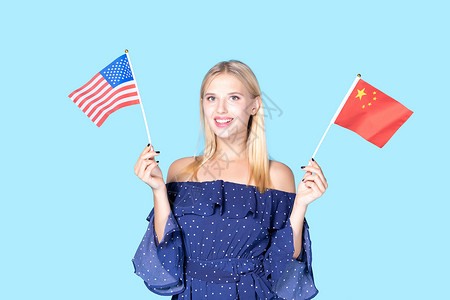 美国学生素材外国美女手拿中国美国国旗背景