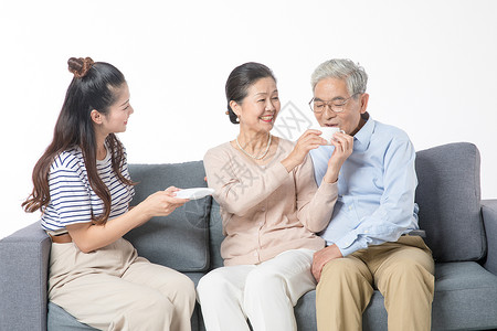 女儿陪伴父母图片素材