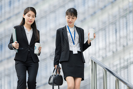 下班了商务人士上班路上的商务美女背景