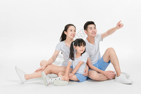 坐在地上的幸福一家人背景图片