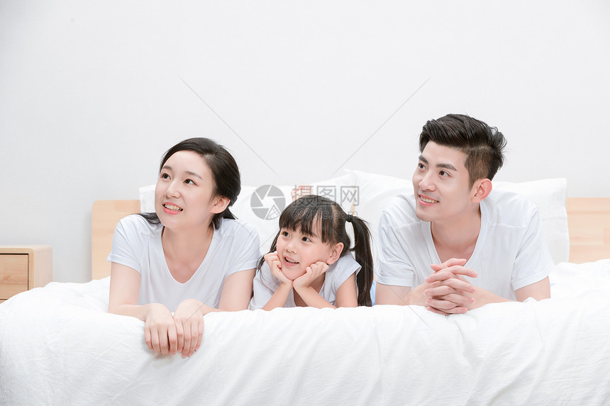 在床上幸福的一家人图片