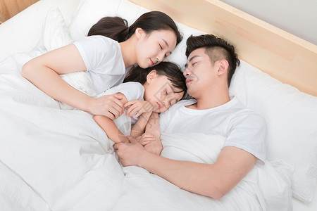 父母睡觉正在睡觉温馨的一家三口背景