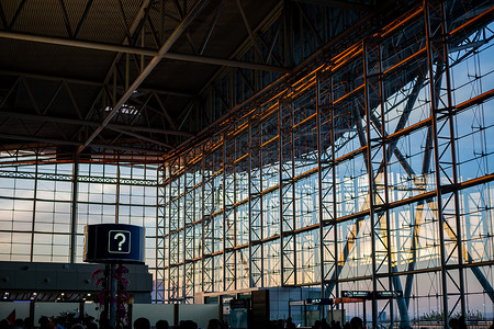 天津机场夕阳余晖：机场内透明玻璃外墙的美丽景色高清图片