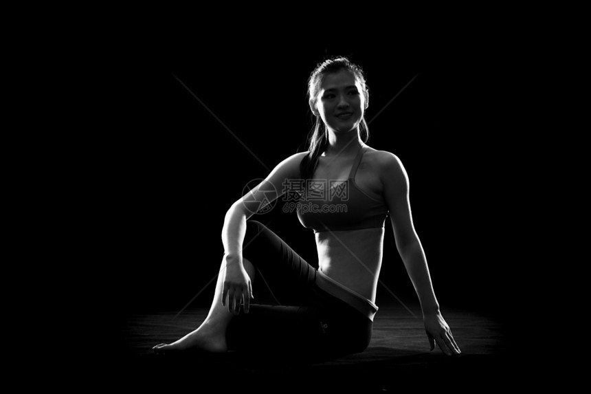 女性瑜伽运动图片