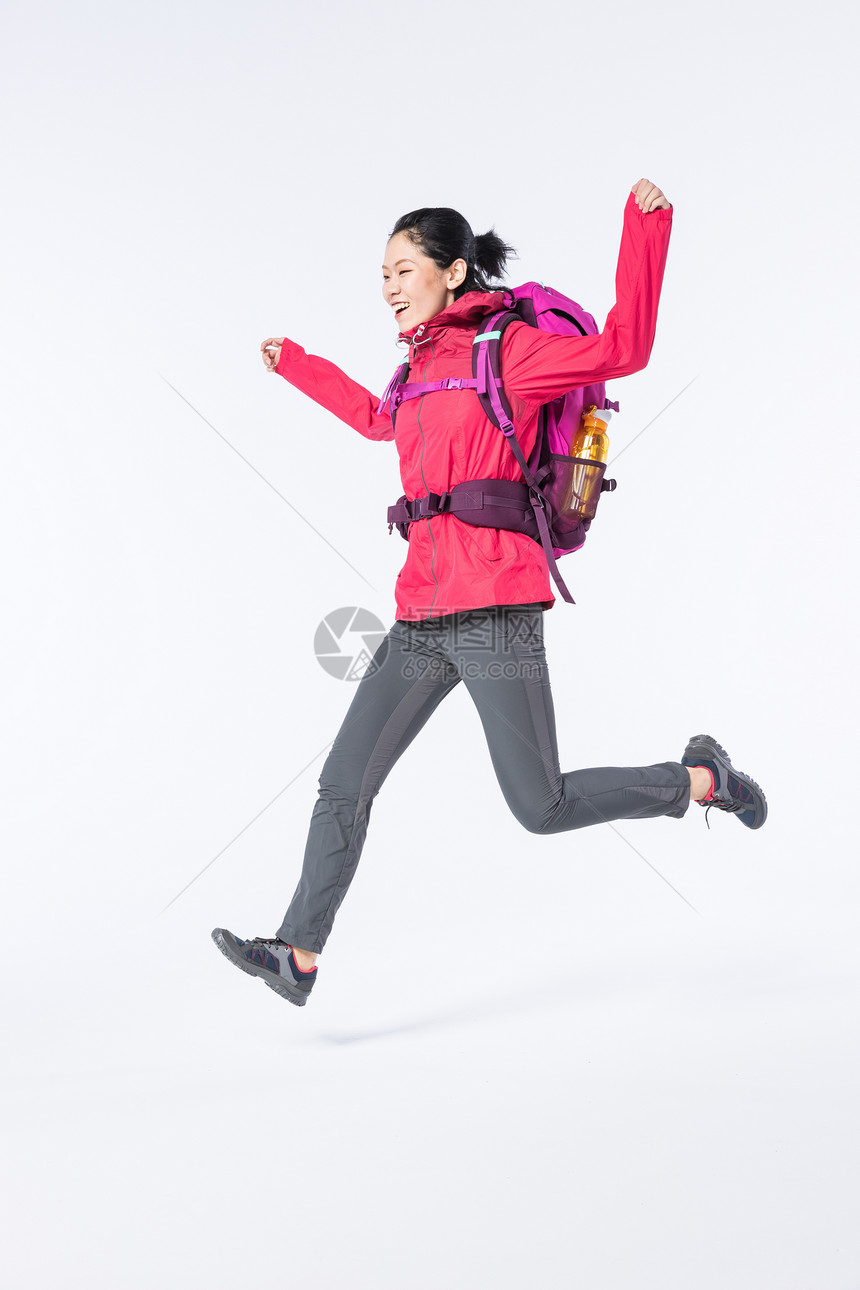 远足女性跳跃图片