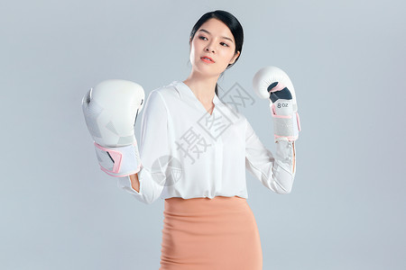 年轻商务女子戴着拳击手套图片
