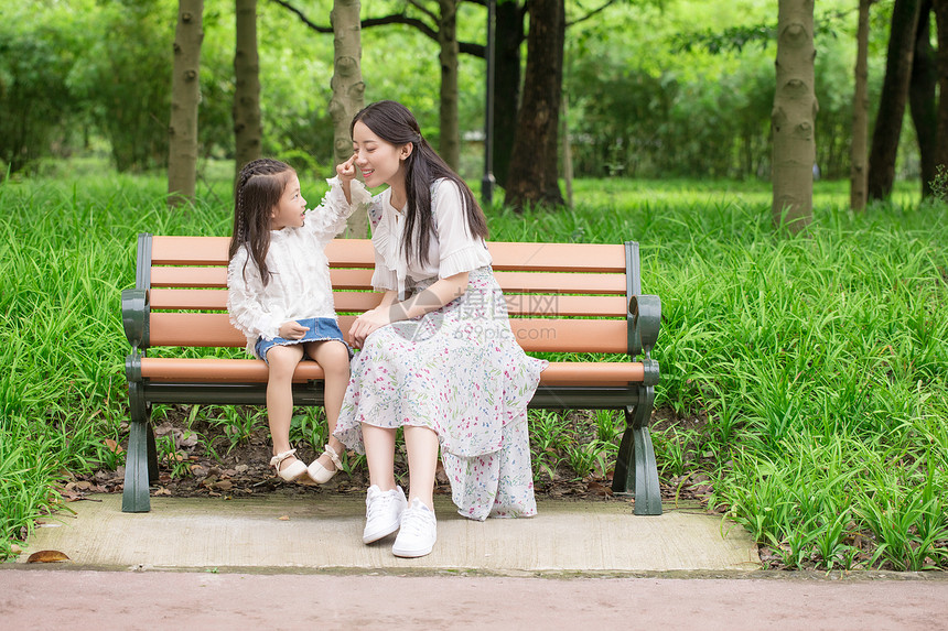 妈妈陪伴孩子公园休息图片