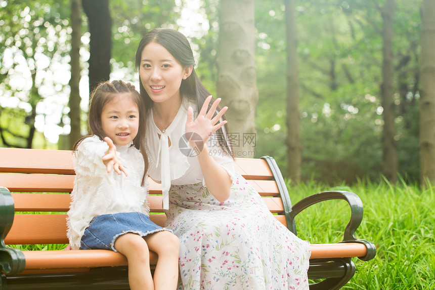 妈妈陪伴孩子公园休息图片