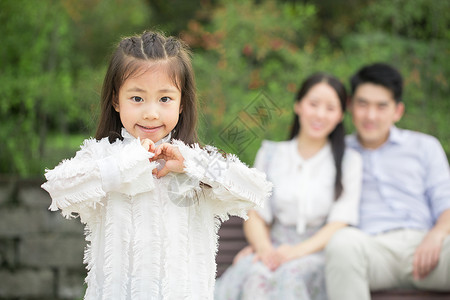 一家三口小女孩形象图片