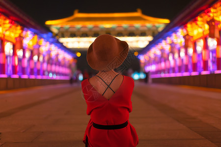 看夜景的少女背影图片