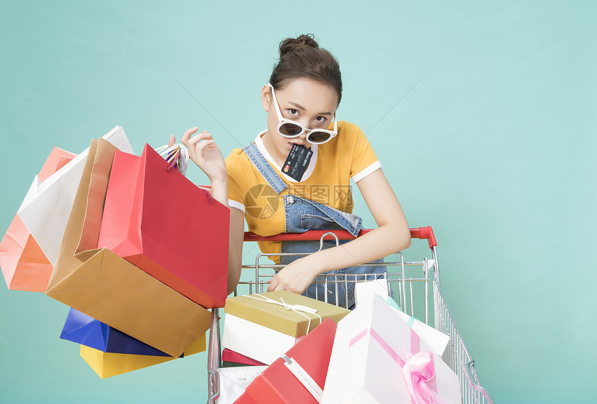 女性购物信用卡图片