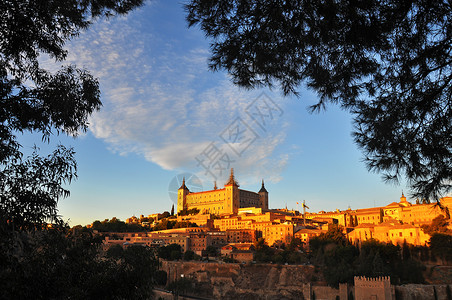 秋天夕阳下金色的托莱多阿尔卡萨尔城堡高清图片
