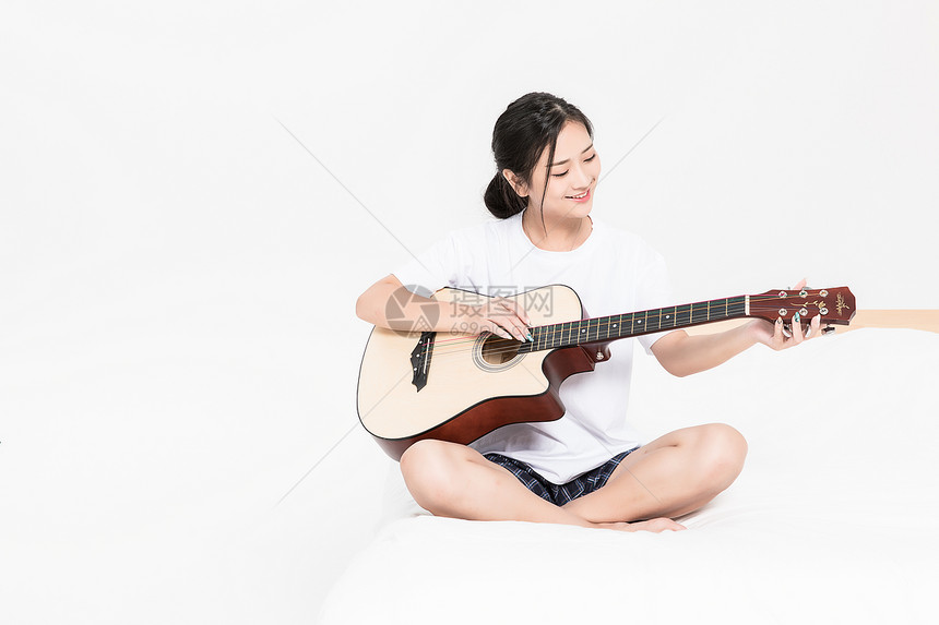 弹吉他的女生图片